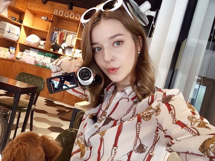 她叫angelina danilova(安吉丽娜·丹妮洛娃,来自俄罗斯.