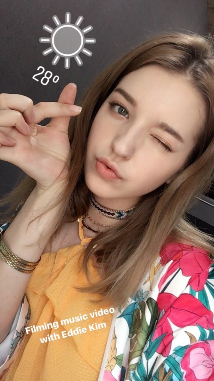 她叫angelina danilova(安吉丽娜·丹妮洛娃,来自俄罗斯.